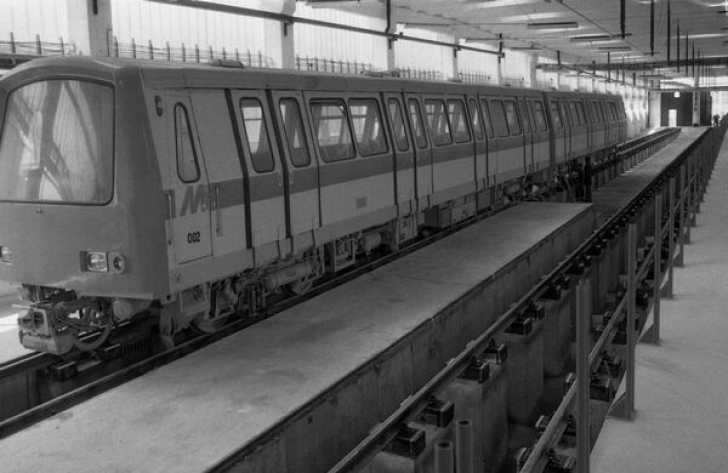 Garnitură de metrou în revizie în depoul Militari, 1982. 