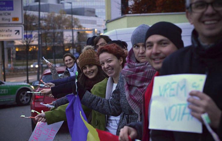 Gestul MINUNAT al unor români din Munchen: S-au pus de sâmbătă seară la coadă la vot cu periuțele