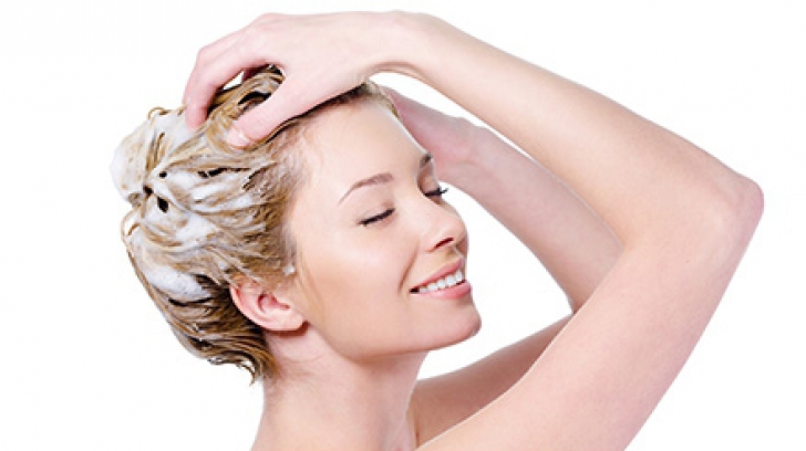 Aveţi grijă ce şampon folosiţi! 5 ingrediente cancerigene de care trebuie să ne ferim
