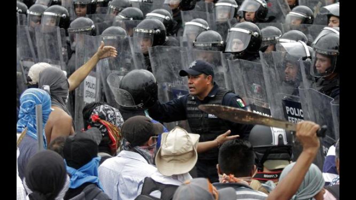 Ciocniri violente între protestatari şi poliţie, la Acapulco