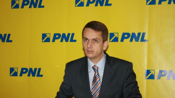 AKOS MORA și-a înaintat demisia din Parlament!