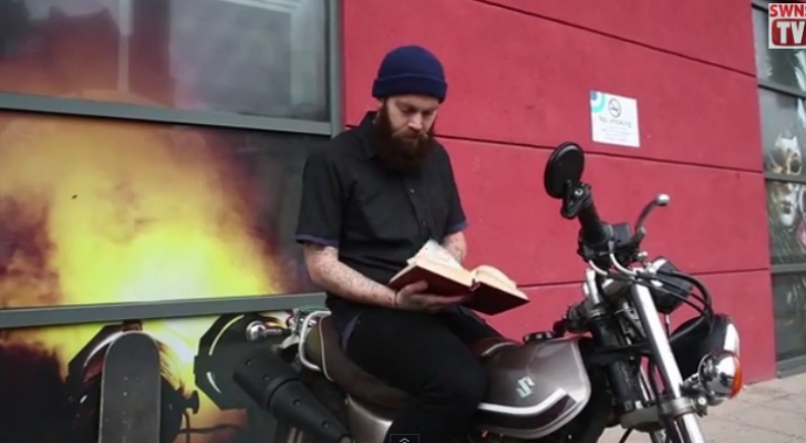 Merge cu Biblia pe motociclete