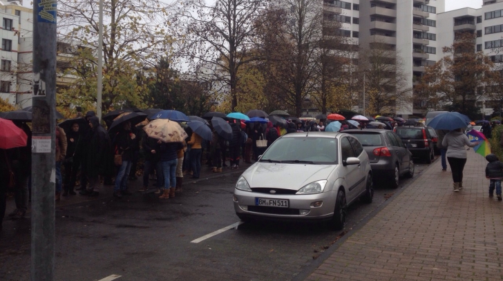 REZULTATE ALEGERI. HAOS în Germania la cozile românilor: străzi blocate şi poliţia în alertă