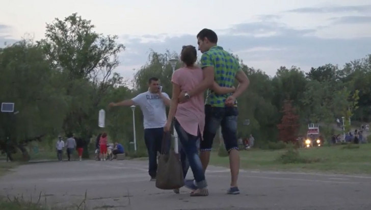 EXPERIMENT cu CAMERA ASCUNSĂ. Cum reacţionează românii când cineva aruncă gunoi pe stradă