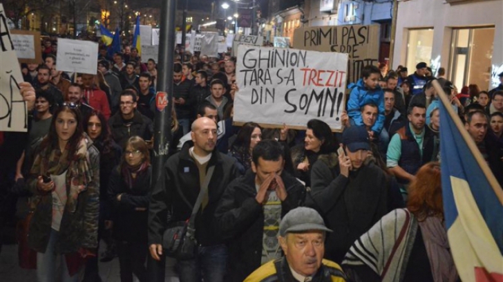PROTESTE ALEGERI PREZIDENȚIALE 2014. Circa 100 de clujeni protestează pentru votul din diaspora 