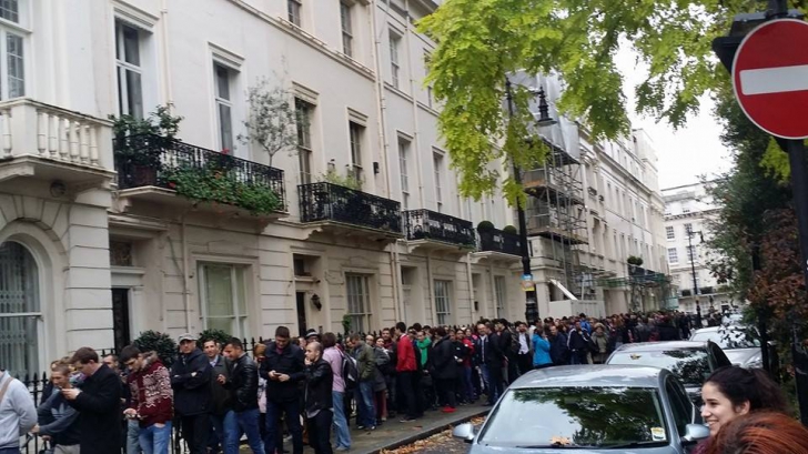 Coadă la ambasada României la Londra