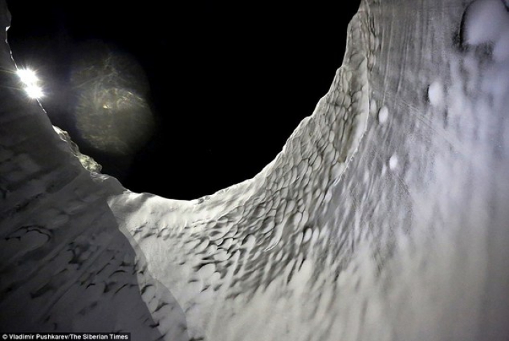 Craterele misterioase din Siberia. Ce au găsit cercetătorii într-unul din craterele misterioase