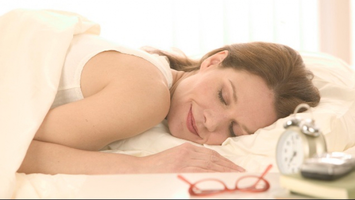 Vrei să dormi bine? Iată 8 lucruri pe care să nu le faci înainte de a te culca