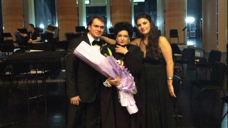 Triumf în China: Mariana Nicolesco împreună cu tenorul Adrian Dumitru, laureatul Premiului I al Concursului Internaţional de Canto al Chinei, şi cu mezzosoprana Emanuela Pascu, laureata Premiului II