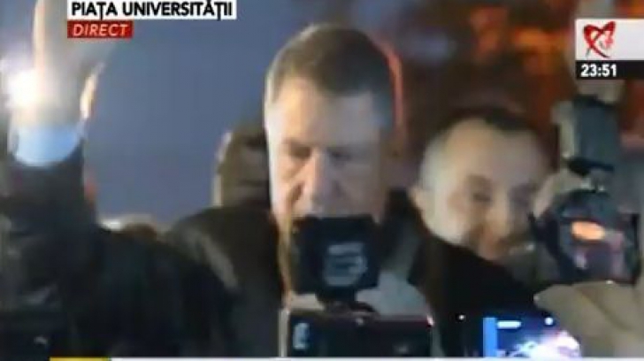 KLAUS IOHANNIS a fost primit regește în Piața Universității 