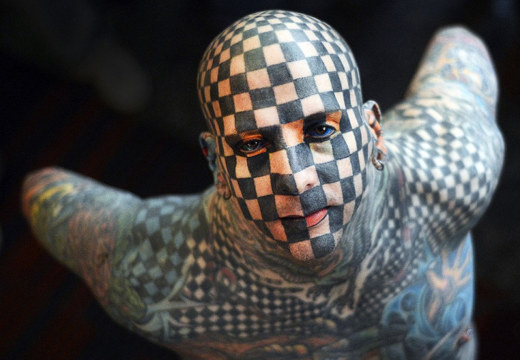 Cum arată bărbatul care și-a acoperit 98% din suprafața corpului cu tatuaje