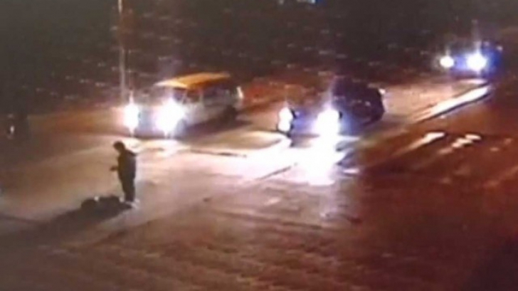 Bărbat lovit de trei maşini când traversa strada, în China