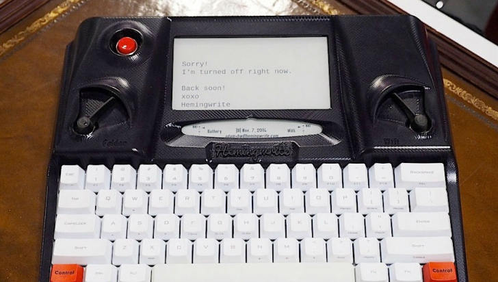 Nebunia HIPSTERILOR: E acesta un gadget INUTIL sau mașina de scris a secolului 21?