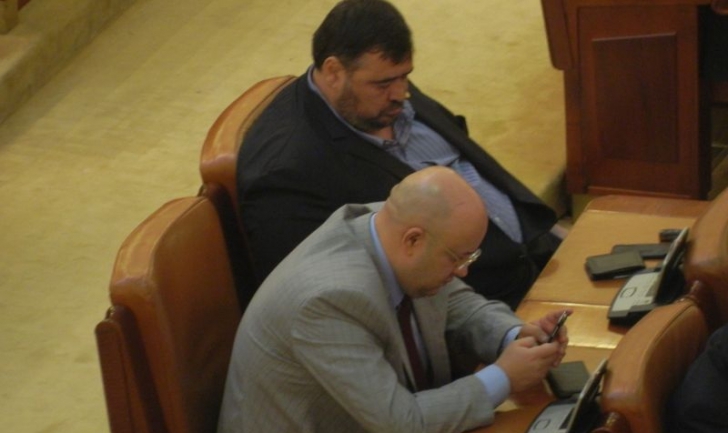 În Parlamentul României, se doarme în timpul serviciului