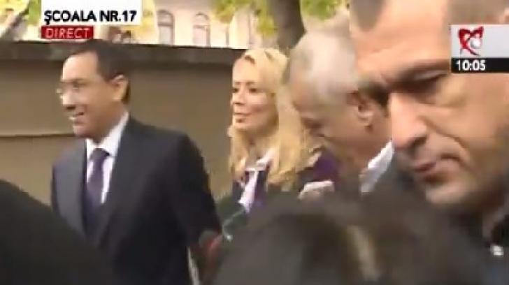 ALEGERI PREZIDENŢIALE 2014. Victor Ponta a votat împreună cu soţia Daciana şi cu primarul Oprescu