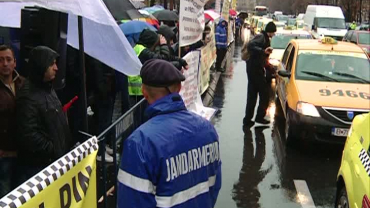 Peste 100 de taximetrişti au protestat în faţa sediului Poliţiei Locale din Bucureşti