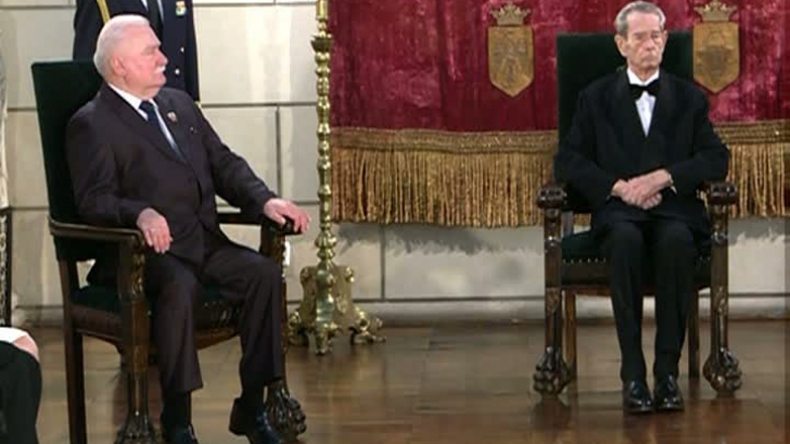 Regele Mihai l-a decorat pe Lech Walesa cu Ordinul "Coroana României" în Grad de Mare Cruce