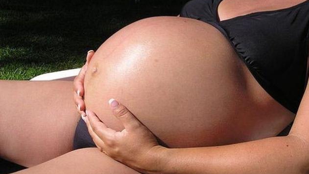 O italiancă s-a prefăcut că este mama a 5 copii, după ce fost “gravidă” de 12 ori. Suma uriașă cu care a păcălit statului