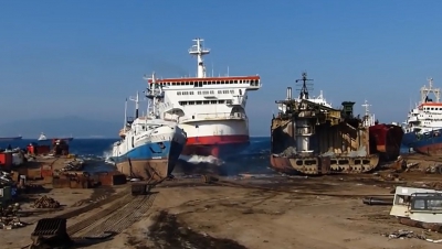 VIDEO SPECTACULOS: Momentul în care un vapor uriaş eşuează, la viteză maximă