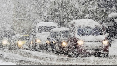 România, paralizată de ninsori! DRUMURI ÎNCHISE, curse anulate, autorităţi depăşite