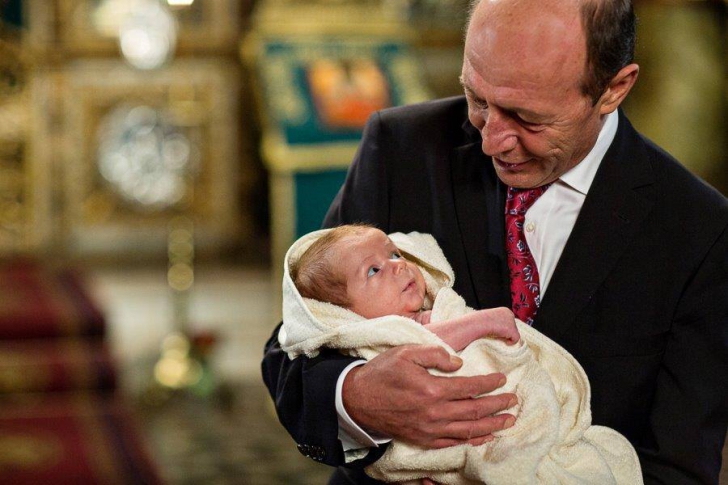 Băsescu a postat pe Facebook o fotografie de la botezul nepotului său
