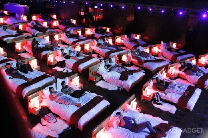 Experiment inedit la Moscova: sală de cinema cu paturi