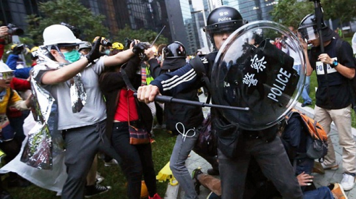 PROTESTE la Hong Kong. NOI CIOCNIRI lângă sediul Guvernului