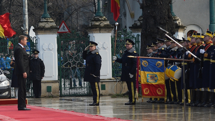 Iohannis a depus o coroană în memoria victimelor Revoluţiei, în Piaţa Universităţii