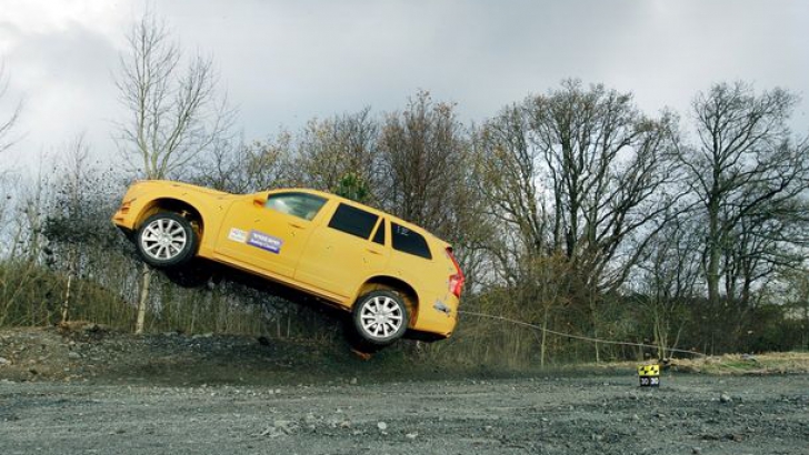 Crash test inedit cu Volvo XC90: Ce se întâmplă când mașina intră cu 80 km/h într-un şanţ