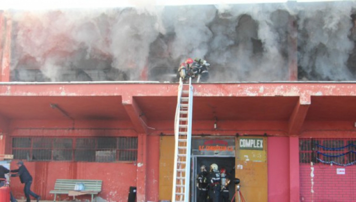 Incendiu la un centru comercial din Suceava. Foto: svnews.ro. 