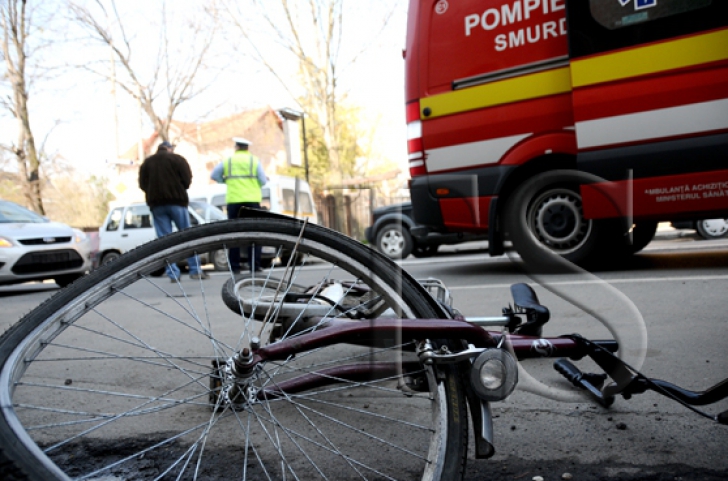 Un biciclist de 57 de ani a murit după ce a fost lovit de o autoutilitară