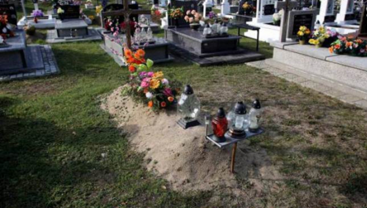 Puneau flori pe mormântul fiului, când ceva înspăimântător s-a întâmplat. Au intrat în stare de şoc