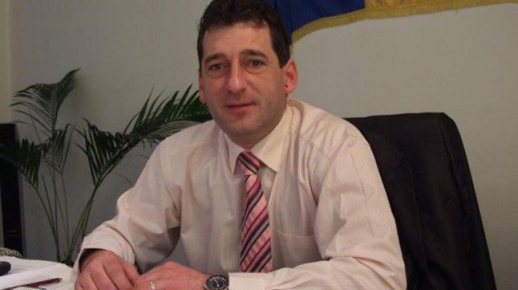 Primarul municipiului Beiuş, Adrian Domocoş, reţinut pentu fapte de corupţie