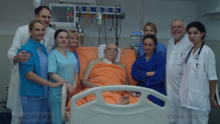 Mircea Albulescu şi medicii săi. Foto: tion.ro