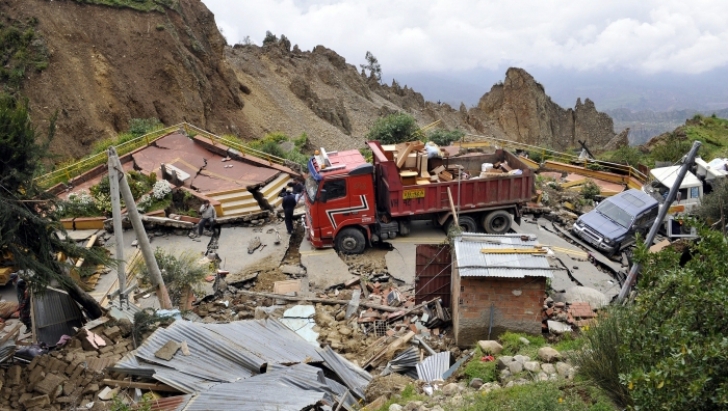 CATASTROFĂ în Indonezia: opt morţi şi peste 100 de dispăruţi, în urma unei alunecări de teren