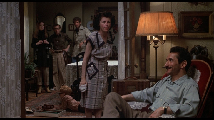 Mordecai Lawner a jucat rolul tatălui lui Woody Allen în filmul Annie Hall