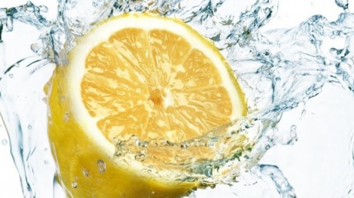 Beneficiile consumului de apă cu lămâie