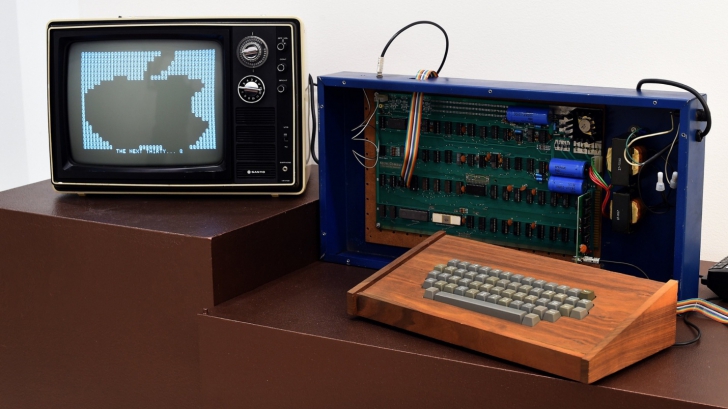 Un computer Apple-1, vândut personal de Steve Jobs în 1976, achiziţionat pentru 365.000 de dolari