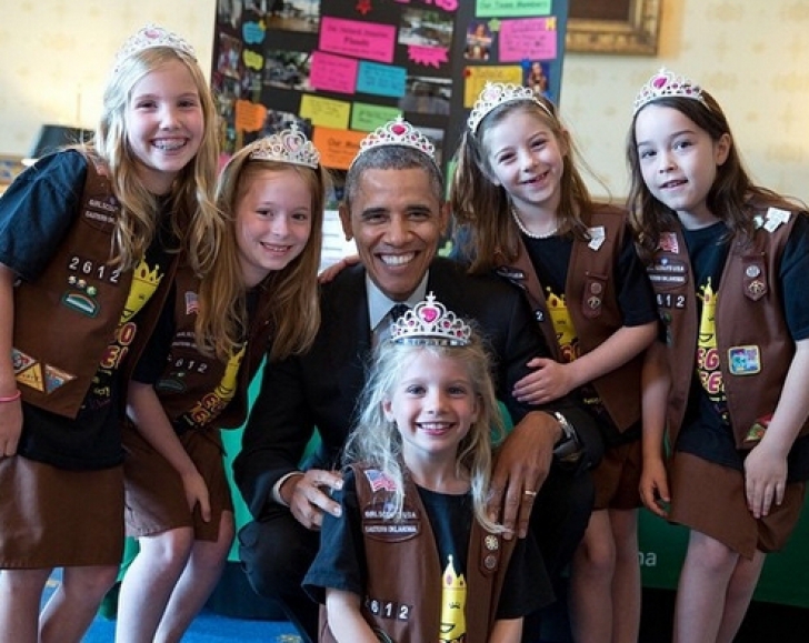 Barack Obama, cu o tiara pe cap, alături de fetiţele cercetaşe