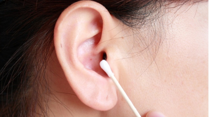 DOCTOR OZ: Cum te cureţi corect în urechi