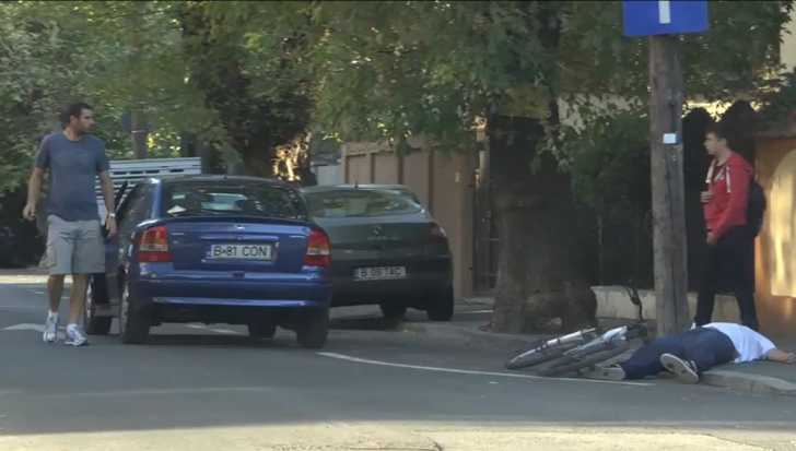 EXPERIMENT CAMERA ASCUNSĂ. Cum reacţionează românii când văd un biciclist căzut pe stradă