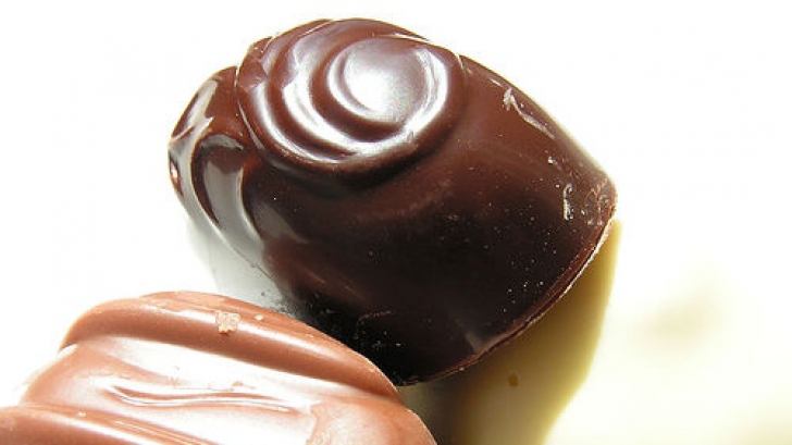 Ce a descoperit o femeie în bomboanele de ciocolată cumpărate pentru nepoţi