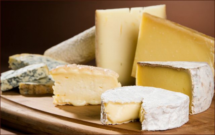Românii ar vrea să aibă pe masă de Sărbători brânzeturi franţuzeşti