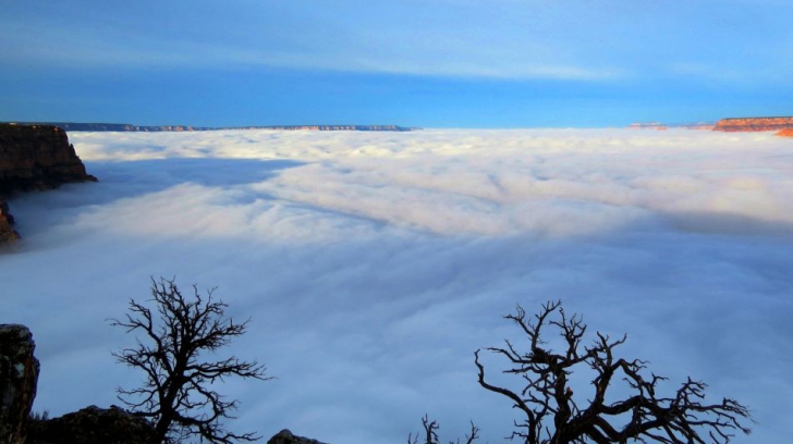 Imagini incredibile: norii nu mai lasă să se vadă nimic