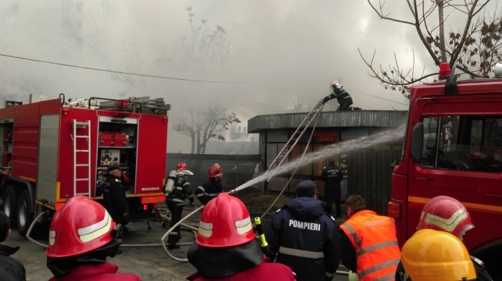 Incendiu în Bucureşti sub podul Basarab