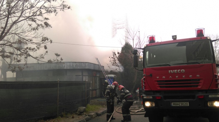 Incendiu în Bucureşti sub podul Basarab