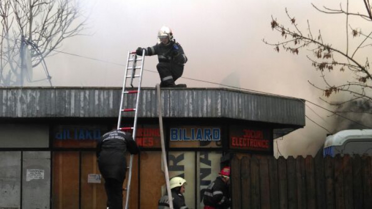 Incendiu pe Calea Griviţei în Bucureşti. Un restaurant şi un magazin, în flăcări