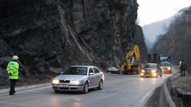 Traficul rutier este OPRIT pe DN57 Orşova - Moldova Nouă din cauza căderii de pietre