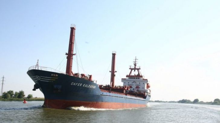 Zeci de nave blocate pe Dunăre, în zona Portului Moldova Veche, din cauza vântului puternic / Foto: adevarul.ro