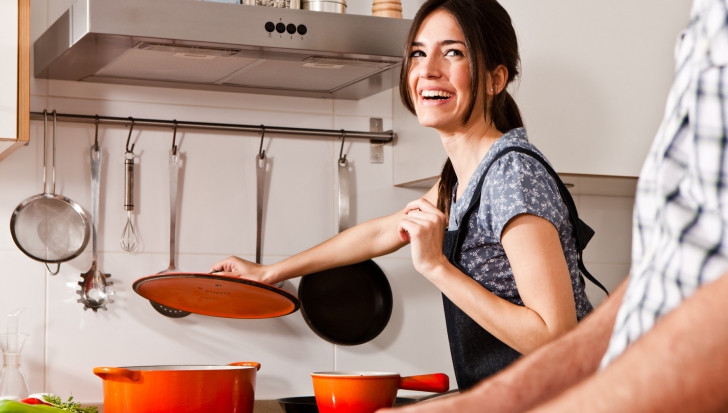 Persoanele care gătesc acasă prezintă riscuri mai mari de maladii cardiace şi accidente vasculare